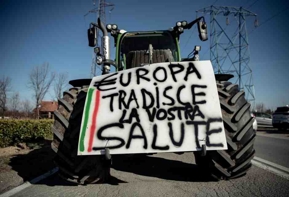 &nbsp;Un trattore in protesta a Brescia - foto LaPresse
