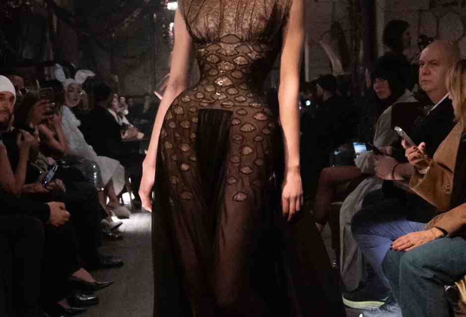 &nbsp;Dopo lunghe stagioni di &ldquo;lusso quieto&rdquo;, torna John Galliano con la nuova, inquieta collezione couture per Margiela Artisanal