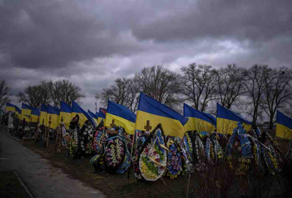 Le bandiere ucraine nel cimitero di Brovary, dove sono sepolti i soldati di Kyiv caduti in guerra/ LaPresse