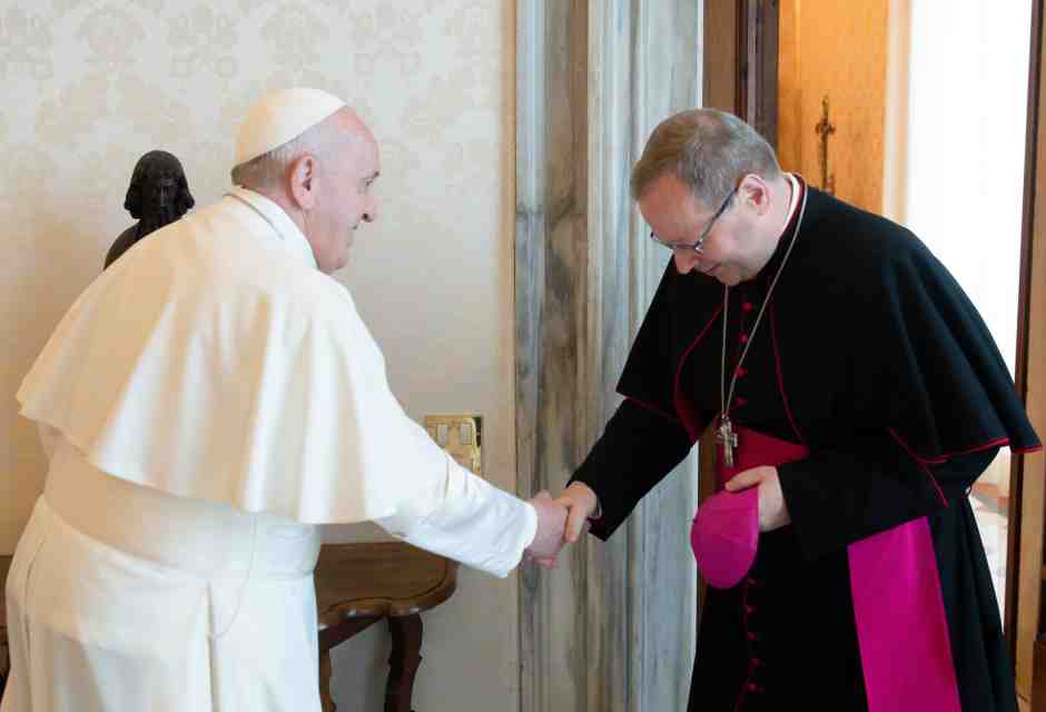 Papa Francesco con il vescovo Georg B&auml;tzing (foto Ansa / Vatican Media Press Office)&nbsp;<br />