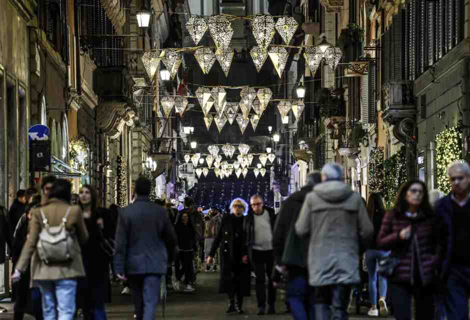 &nbsp;Una via dello shopping in Italia - foto Ansa