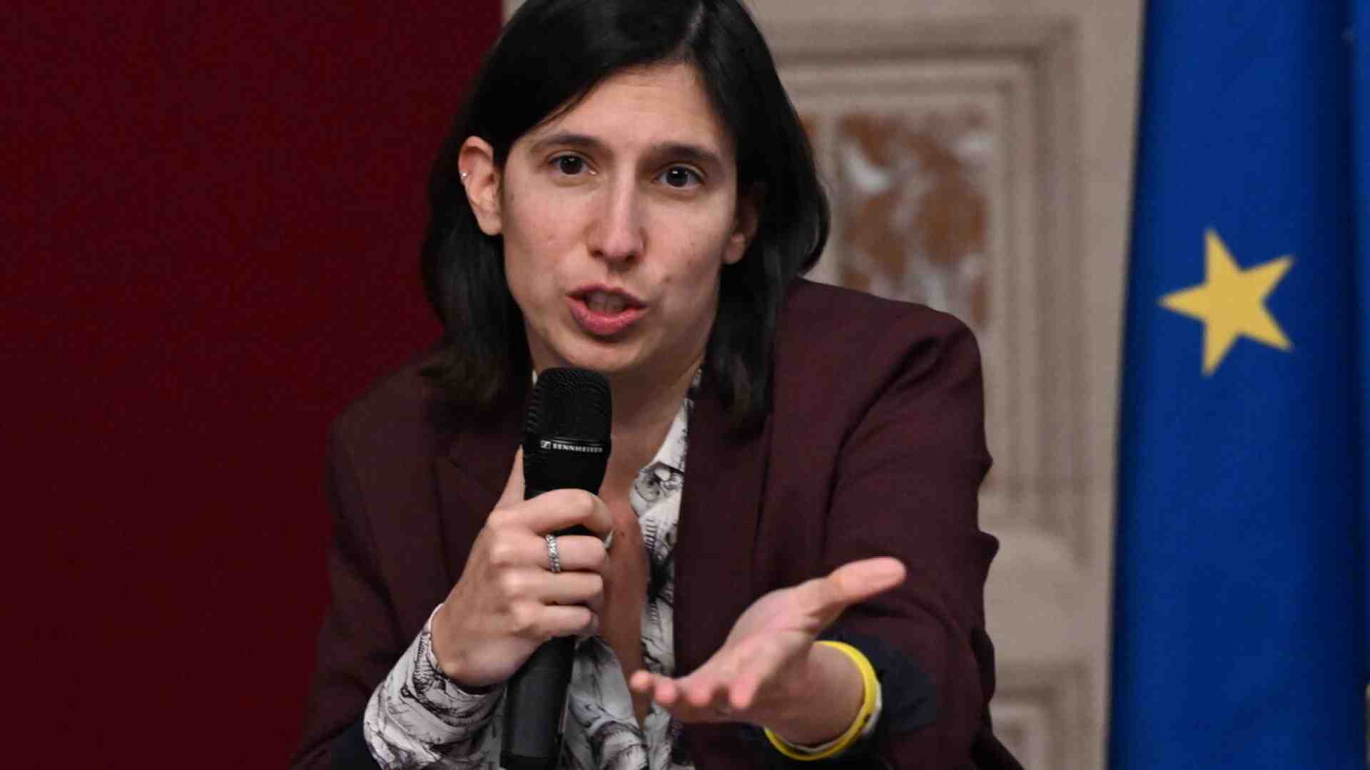 Immagine di Elly Schlein commemora Luigi Berlinguer, tra il sogno e la dura realtà d’opposizione