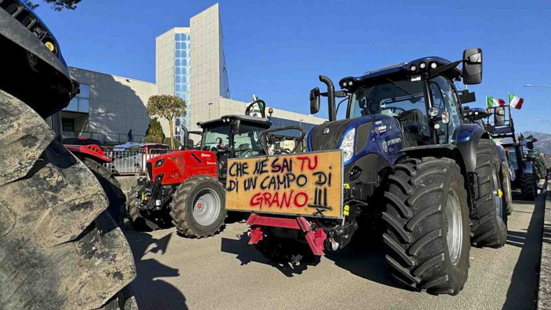 Immagine di Noi, i politici e gli agricoltori. Storia di una maxi contraddizione