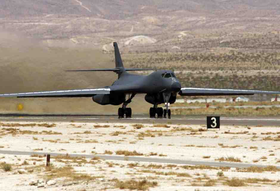 Un bombardiere americano B-1 Rockwell (foto Getty)