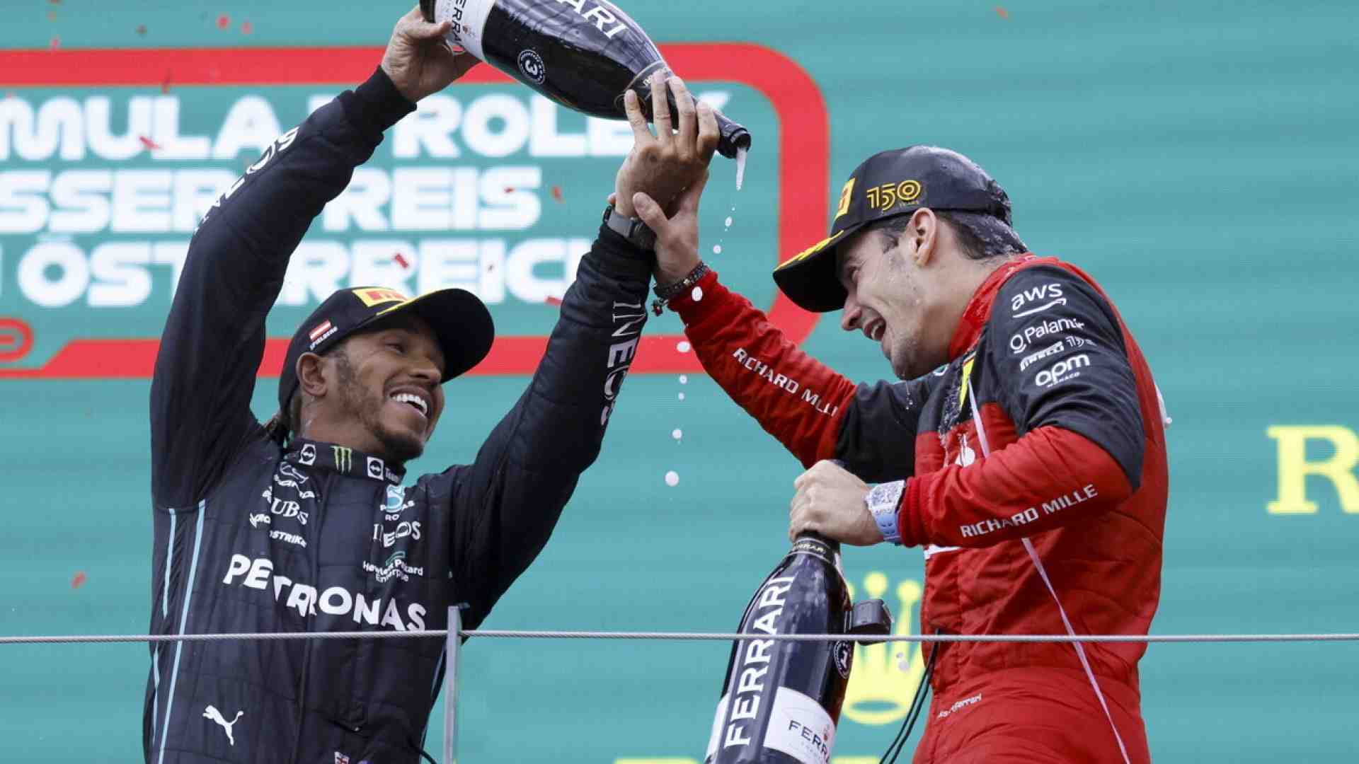 Immagine di Hamilton e Leclerc in Ferrari, la coppia più bella del mondo