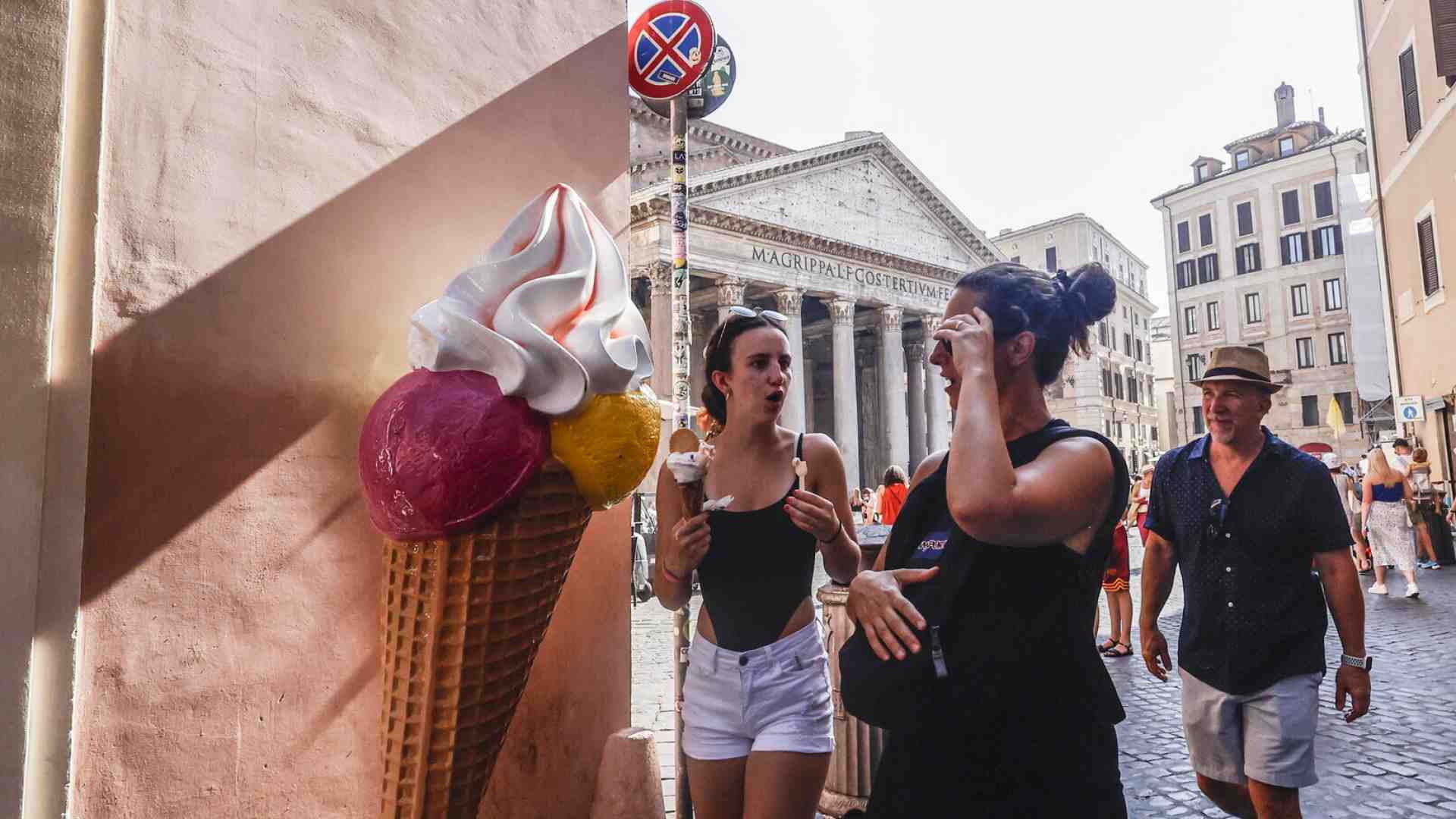 Immagine di I turisti mangiatori felici di gelati ci indicano i luoghi dalla storia fortunata