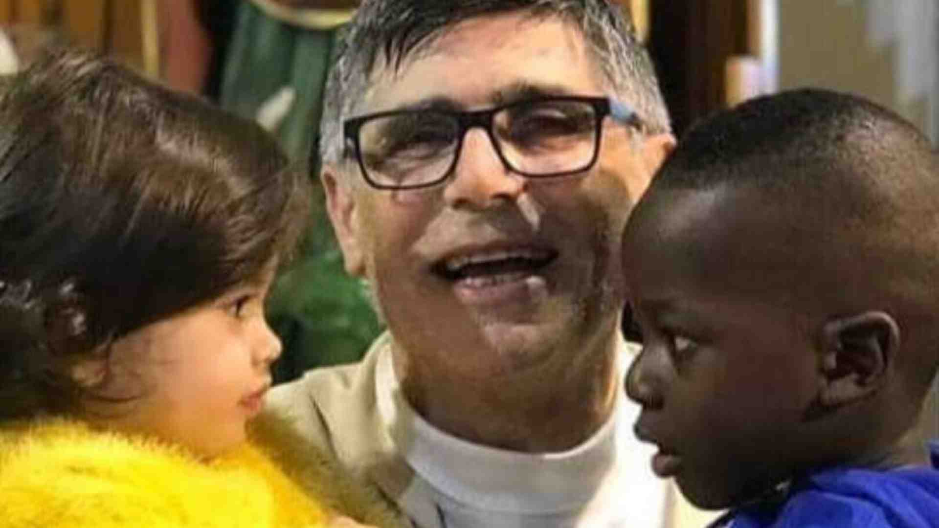 Immagine di Patriciello: dona gioia ai piccoli. E anche tu potrai gioire