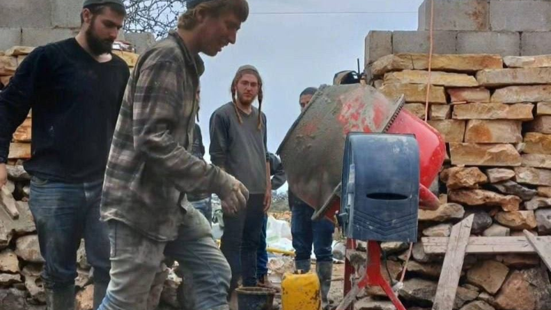 Immagine di Cemento e mitra. Così nasce una colonia e muore il sogno dei 2 Stati