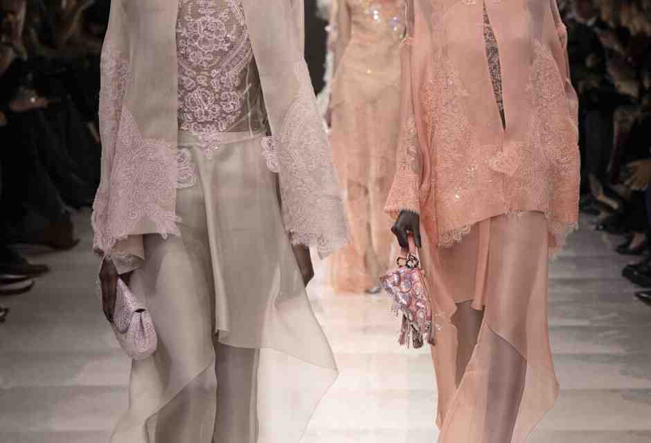 &nbsp;&nbsp;La moda &egrave; una cosa seria ma pu&ograve; anche diventare gioco, evasione e &ldquo;momento di sospensione&rdquo;, dice Giorgio Armani a Parigi<div>&nbsp;</div>