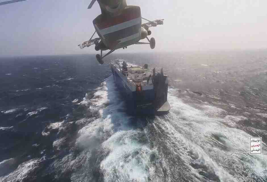  L'assalto della nave cargo Galaxy Leader a opera degli houthi a bordo di un elicottero (foto LaPresse)