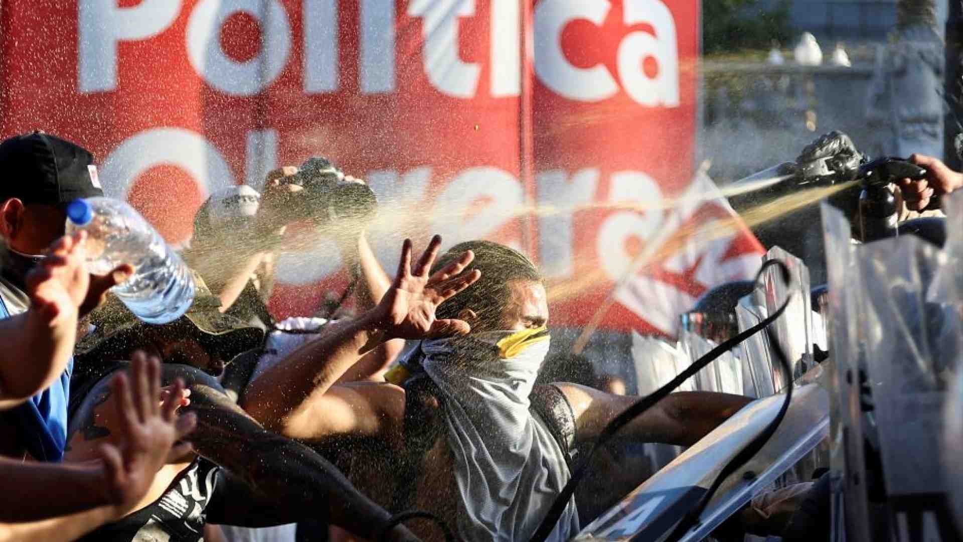 Immagine di Milei taglia le mense dei poveri. La gente assalta i supermercati (video)