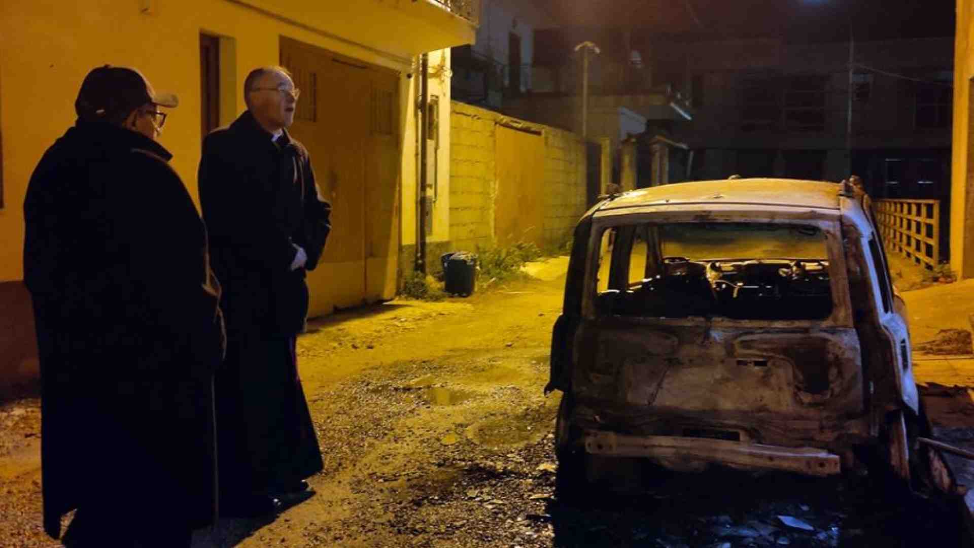 Immagine di Incendiata l'auto del parroco aggredito il 15 gennaio