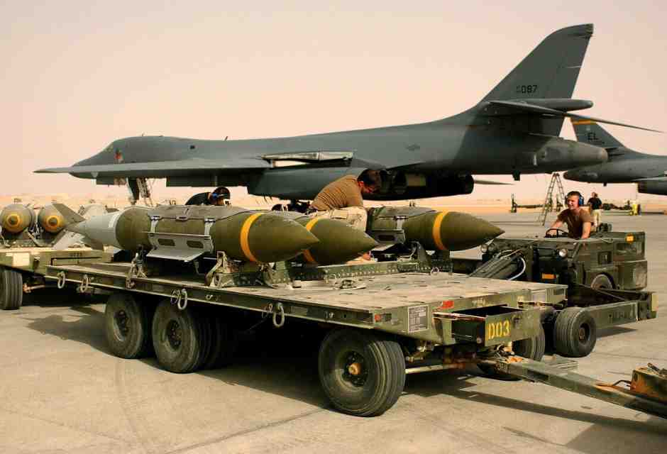 Soldati americani si preparano a caricare un bombardiere B-1 (Cherie A. Thurlby/Aeronautica americana/Getty Images)&nbsp;<br />