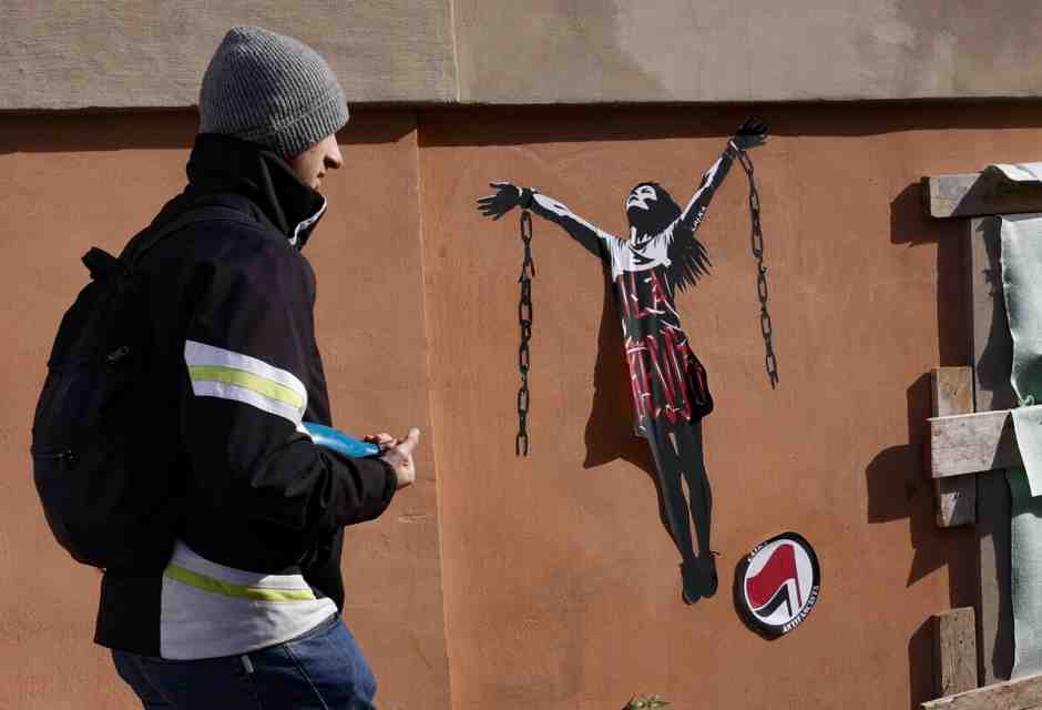 Salis, davanti all'ambasciata di Ungheria a Roma poster di Ilaria della street artist Laika (Ansa)<br />