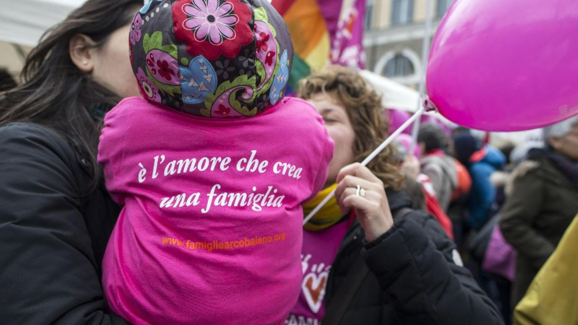 Immagine di Bimbi con due “mamme”: «I genitori non possono essere dello stesso sesso»