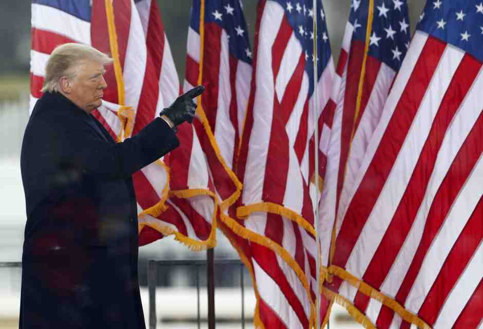 Donald Trump saluta la folla al raduno "Stop The Steal" il 6 gennaio 2021 a Washington DC (Foto di Tasos Katopodis/Getty Images)&nbsp;<br />