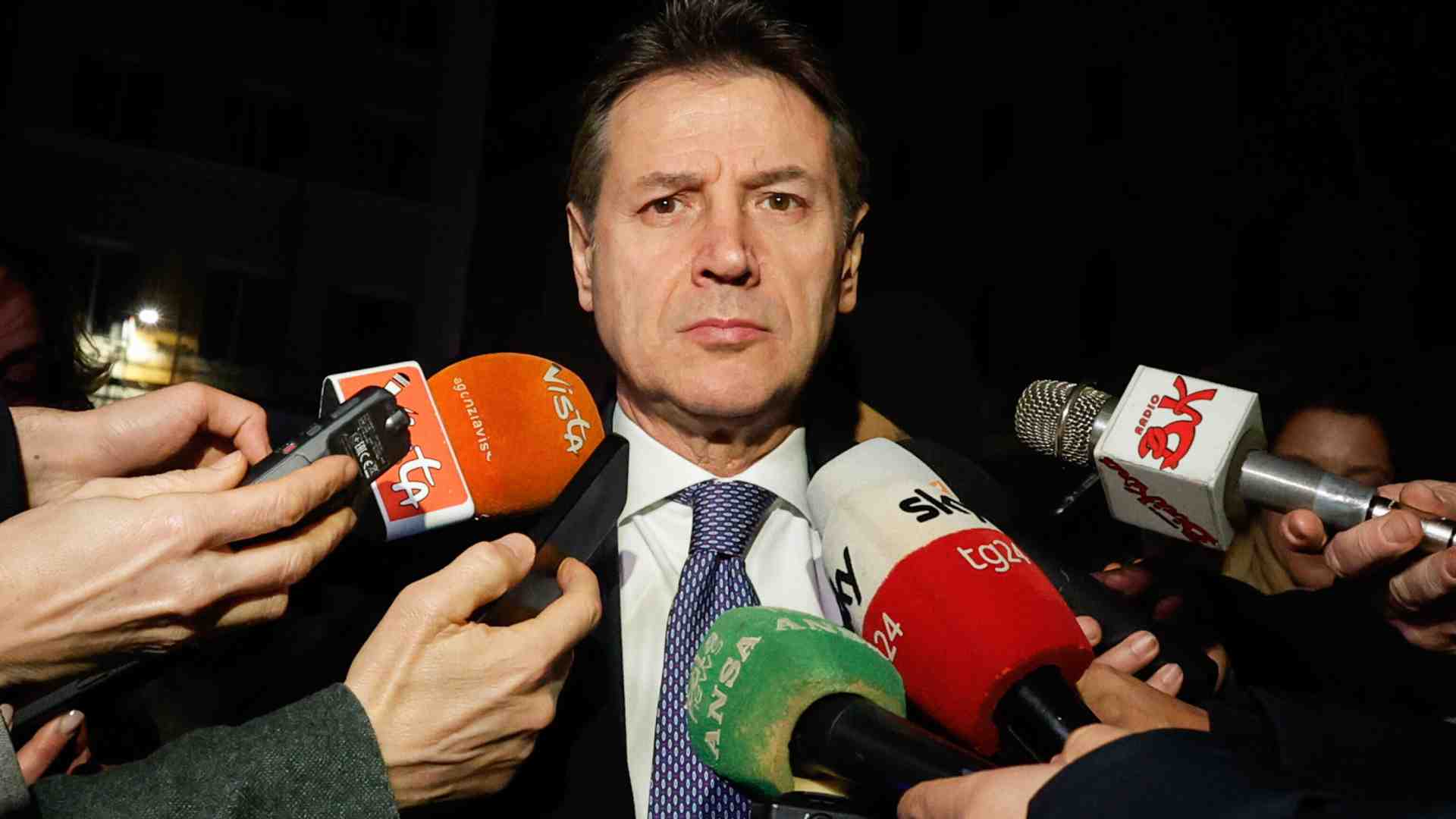 Immagine di Il flop del convegno pacifista tra disertori e sparate. E Conte arriva alla fine
