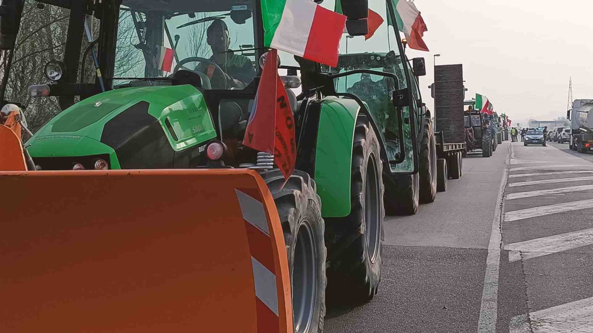 Immagine di Trattori e rettori: gara Meloni-Salvini per gli agricoltori, stop di Bernini agli atenei online