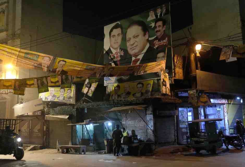 I manifesti della campagna elettorale di Nawaz Sharif in un mercato a Lahore, Pakistan, 5 febbraio 2024 (AP Photo/KM Chaudary)&nbsp;<br />