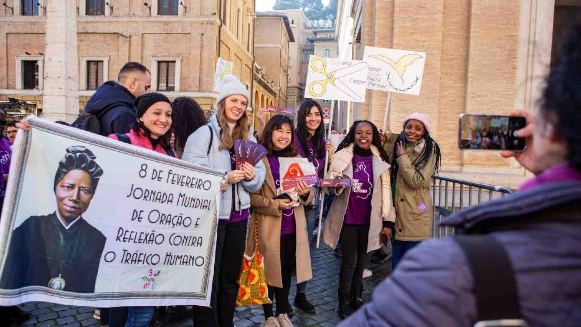 Immagine di Il Papa: «Se chiudiamo gli occhi siamo complici dei trafficanti»