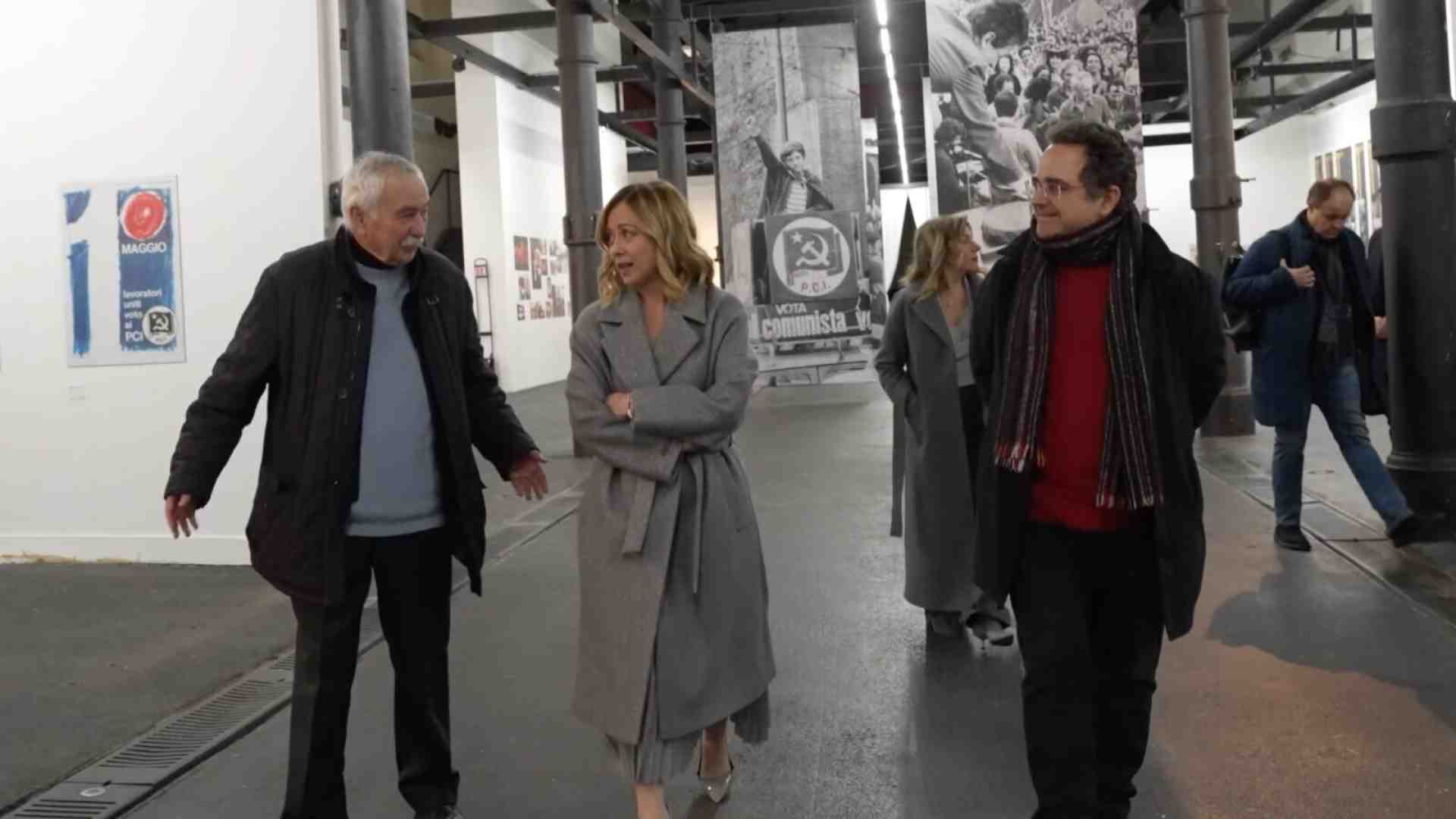 Immagine di Meloni visita la mostra su Berlinguer: "L'unica soluzione ai problemi è la politica"