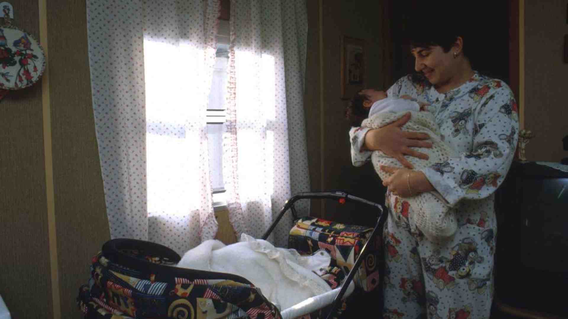 Immagine di Pannolini, carrozzine, bollette: così il fondo “Vita nascente” aiuta le mamme