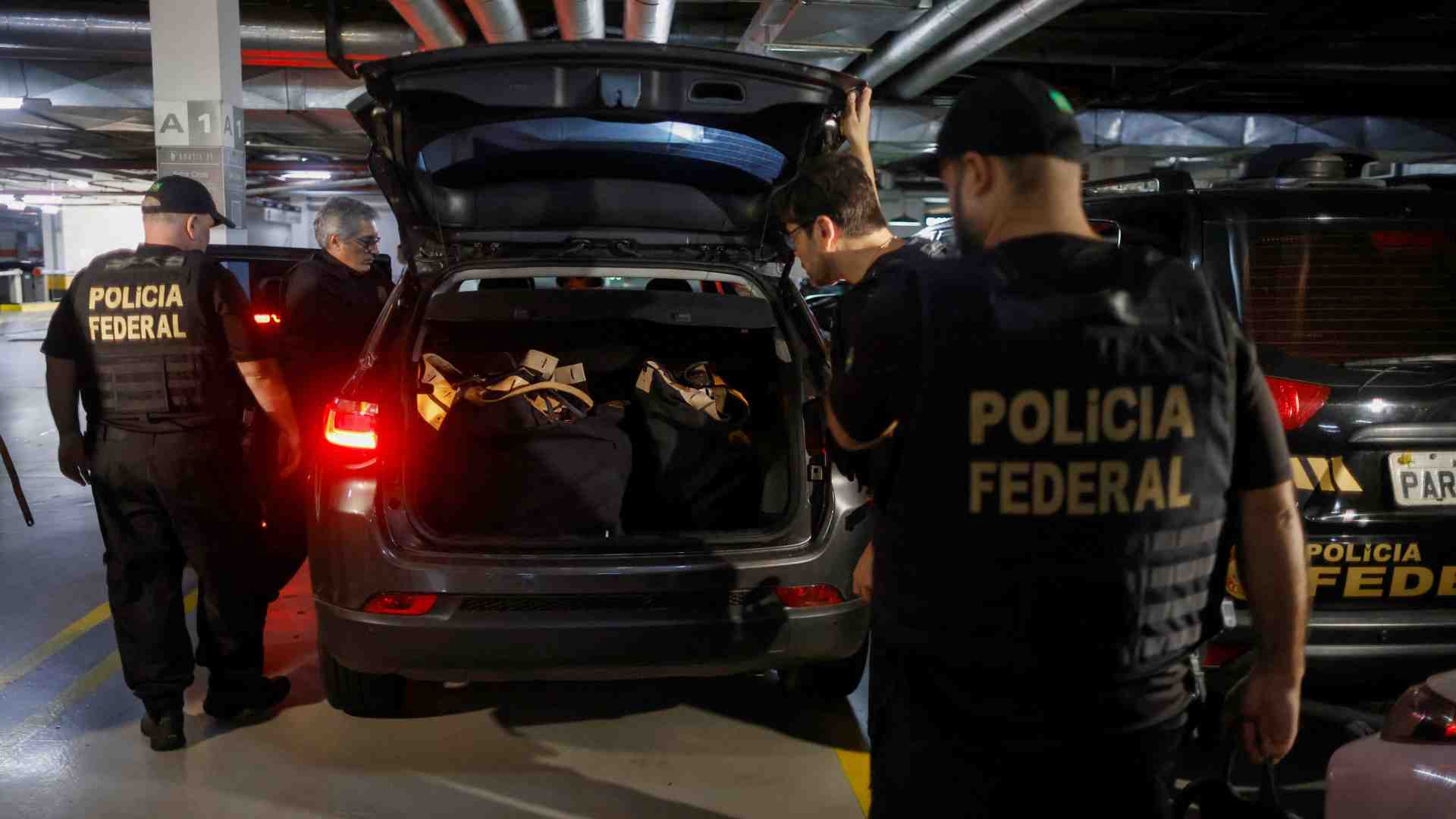 Immagine di Indagine sul tentato Golpe. Bolsonaro consegna il passaporto