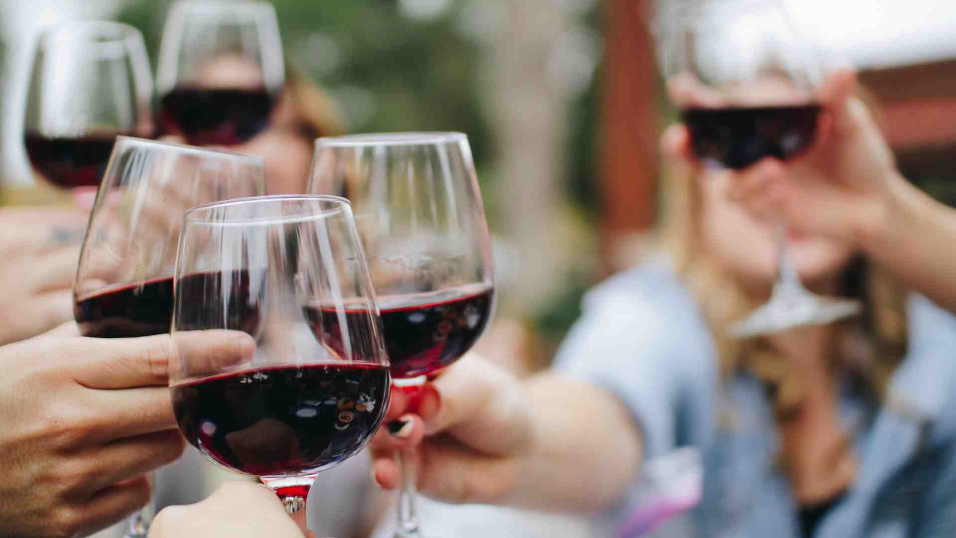 Immagine di Il vino è rosa. Un libro per allontanare tutte le definizioni insensate