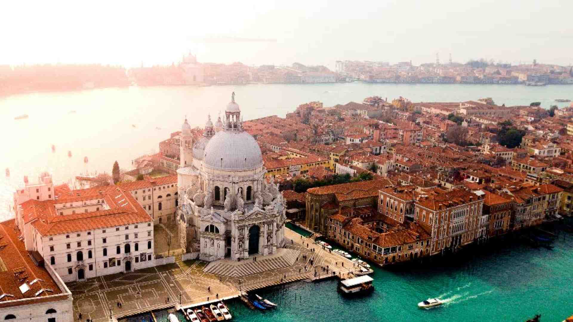 Immagine di Biennale: il Padiglione del Vaticano con Maurizio Cattelan e Claire Fontaine