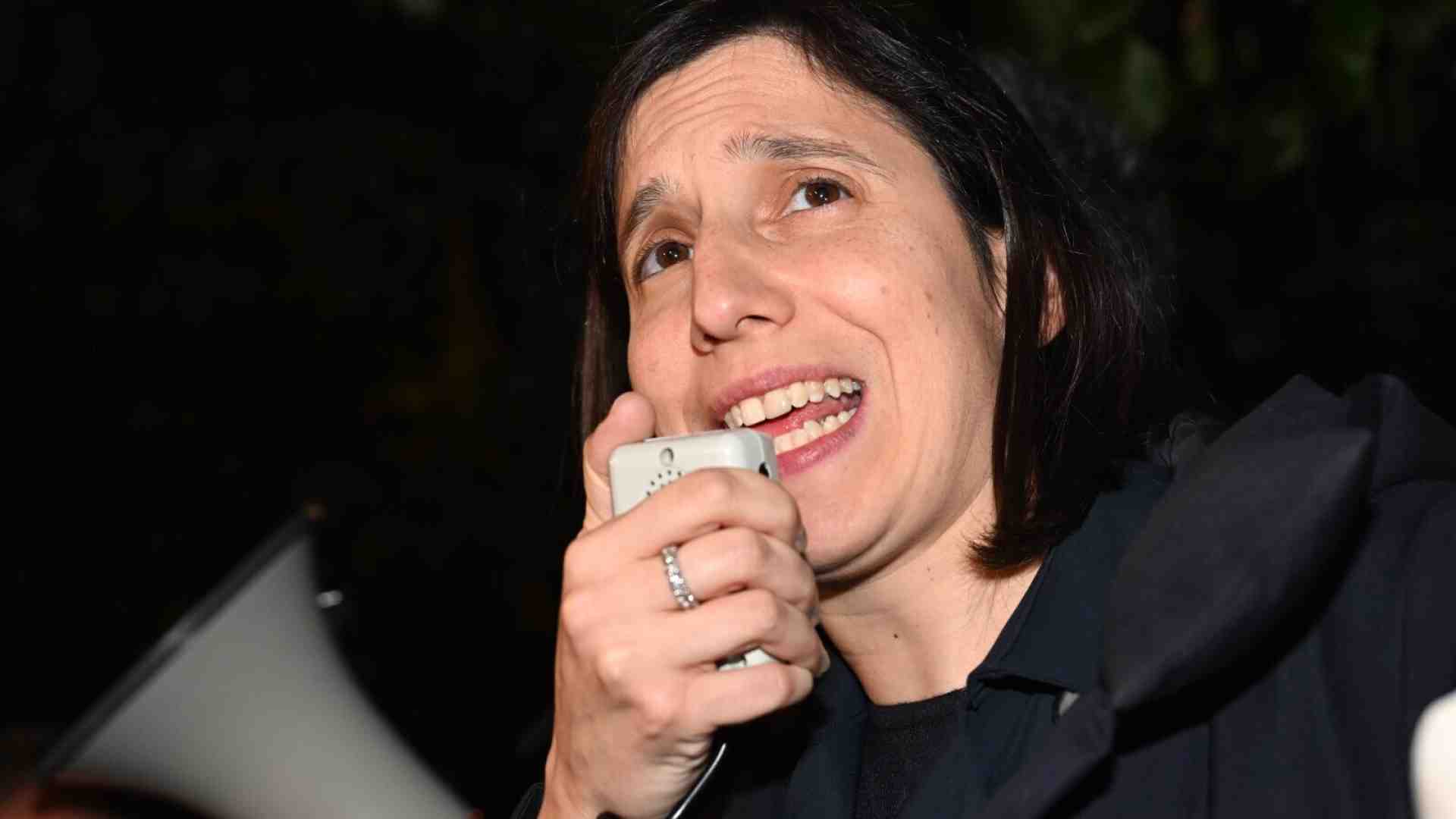Immagine di Schlein contro TeleMeloni. Buio, risse, reduci. E tiramisù. Un gran carnevale a viale Mazzini