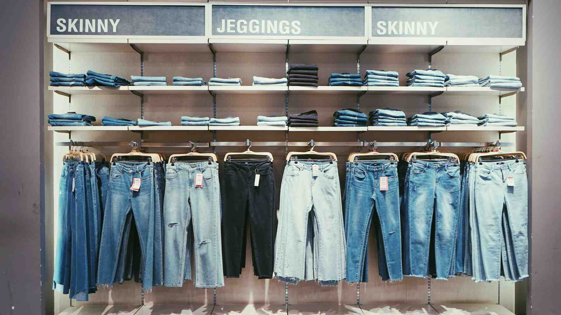 Immagine di Particolari pantaloni, in obitorio