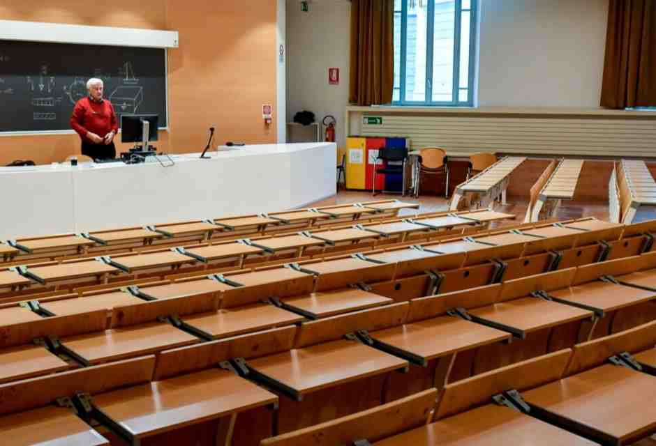 Un docente registra una lezione in e-learning al Politecnico di Milano (foto LaPresse)