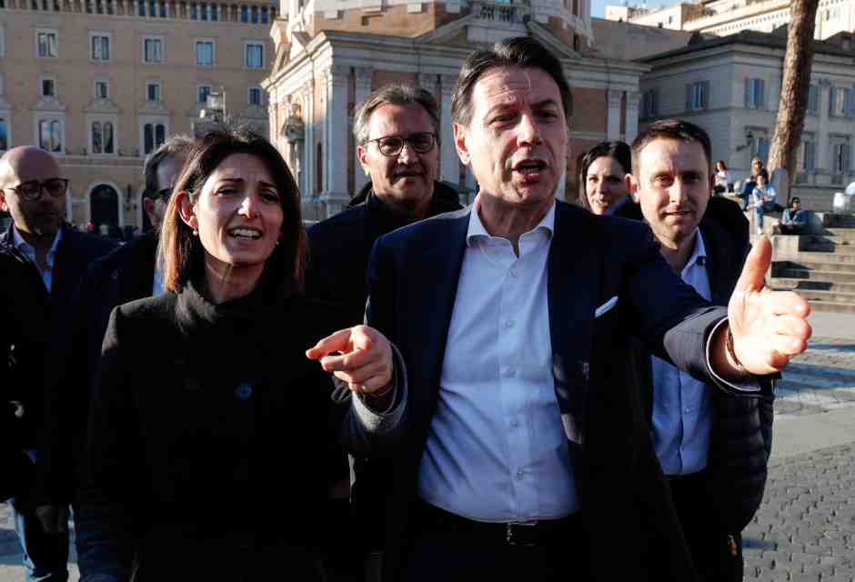Ora Conte manda Raggi e grillini a scuola dall'odiato ex assessore Pd