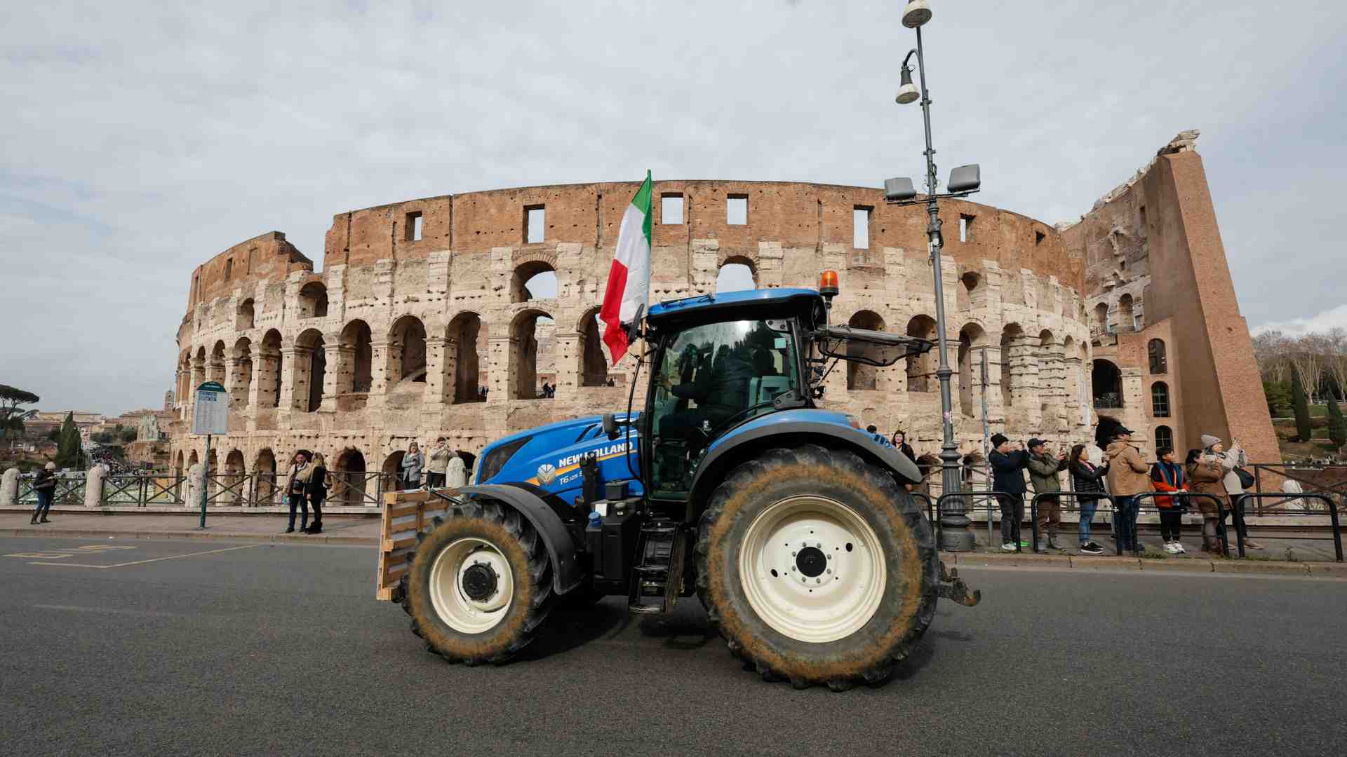 Immagine di Meloni vince la partita dei trattori. Salvini scalpita