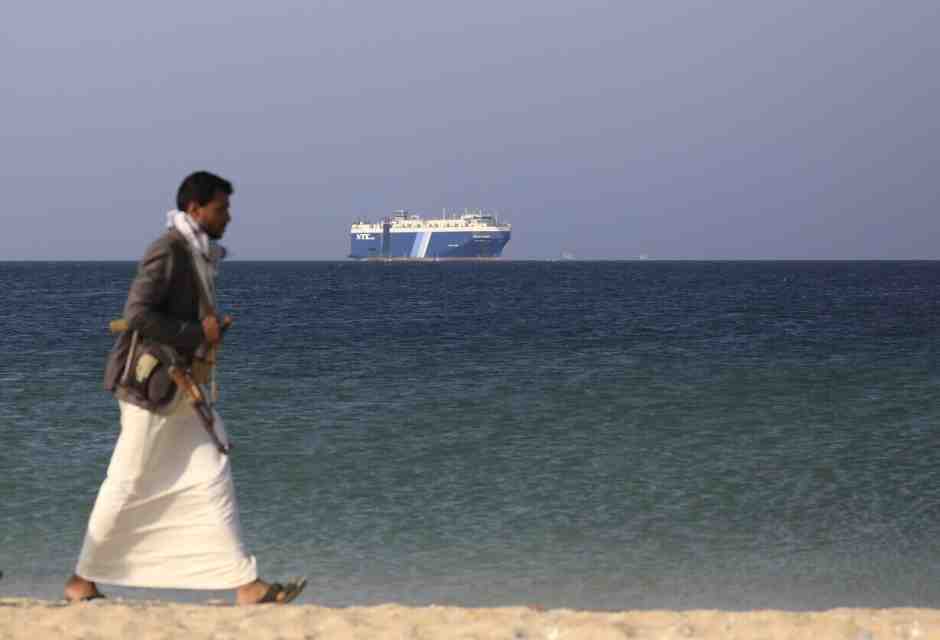La nave israeliana Galaxy Leader sequestrata dagli houthi il mese scorso al largo di al Salif, nel Mar Rosso (foto Ansa)