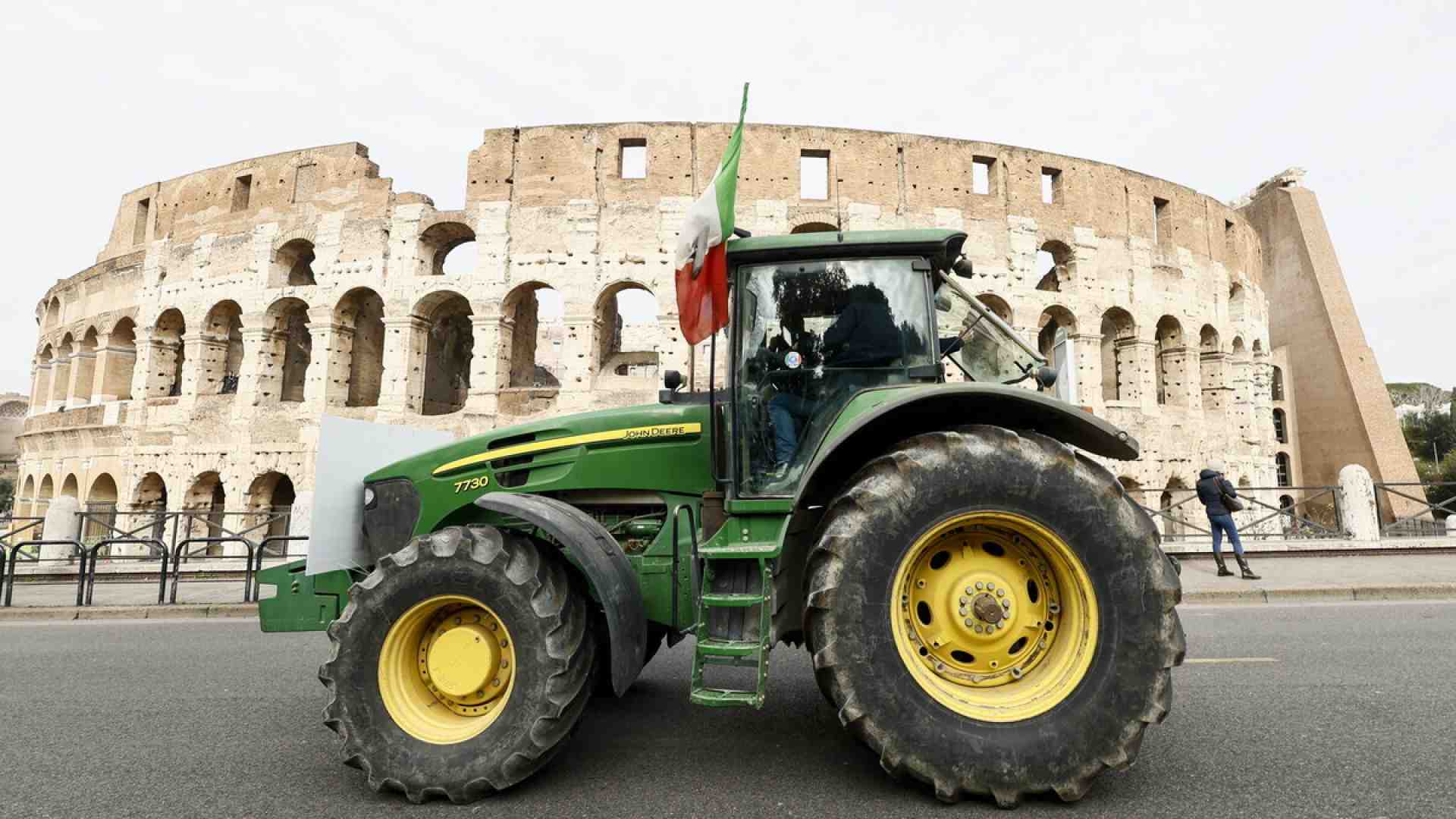 Immagine di Meloni promette "no Irpef" agli agricoltori, ma Salvini la supera: prezzi di stato per i prodotti, alla Marx