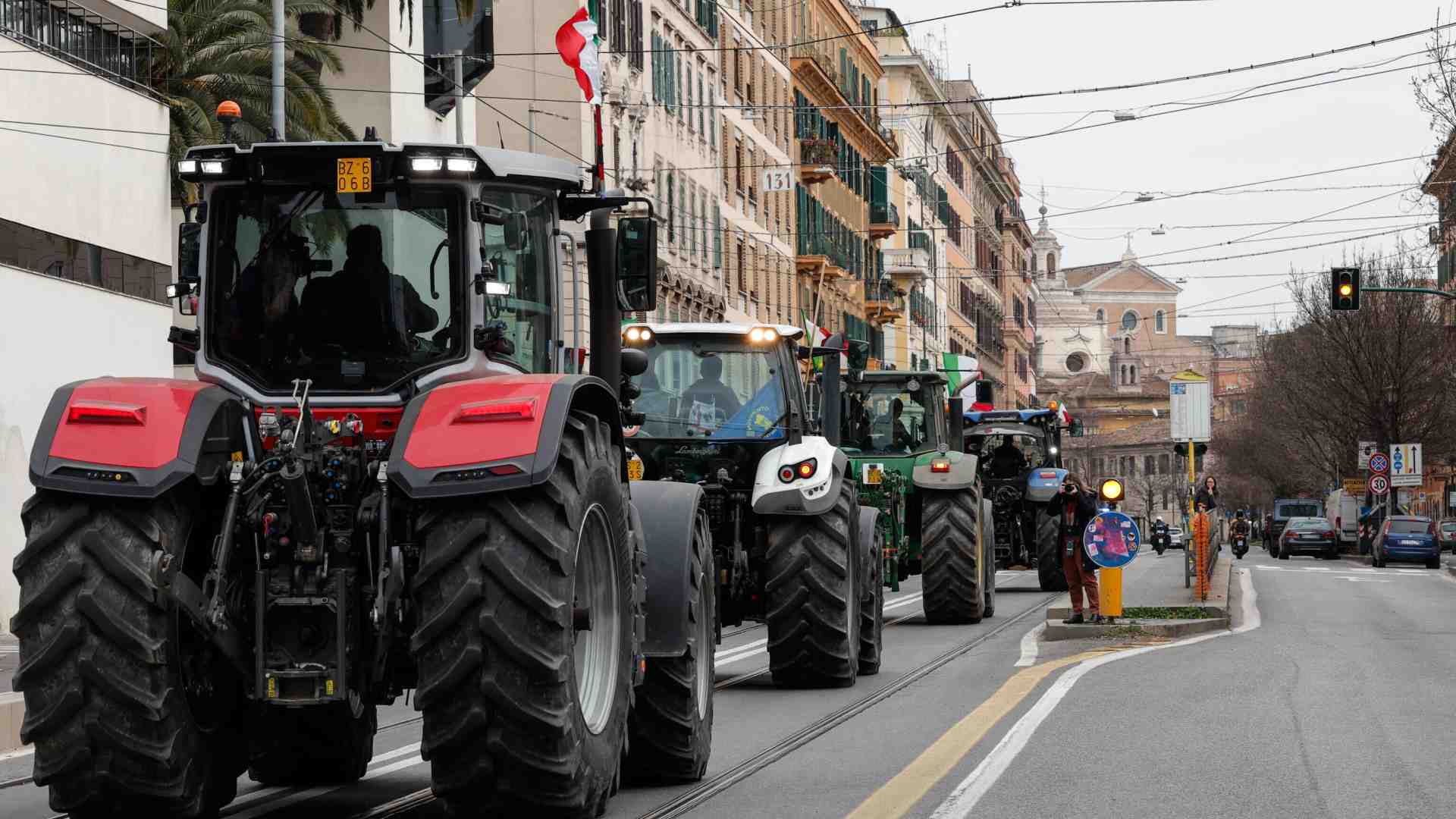 Immagine di Quando passa un trattore, giù il cappello