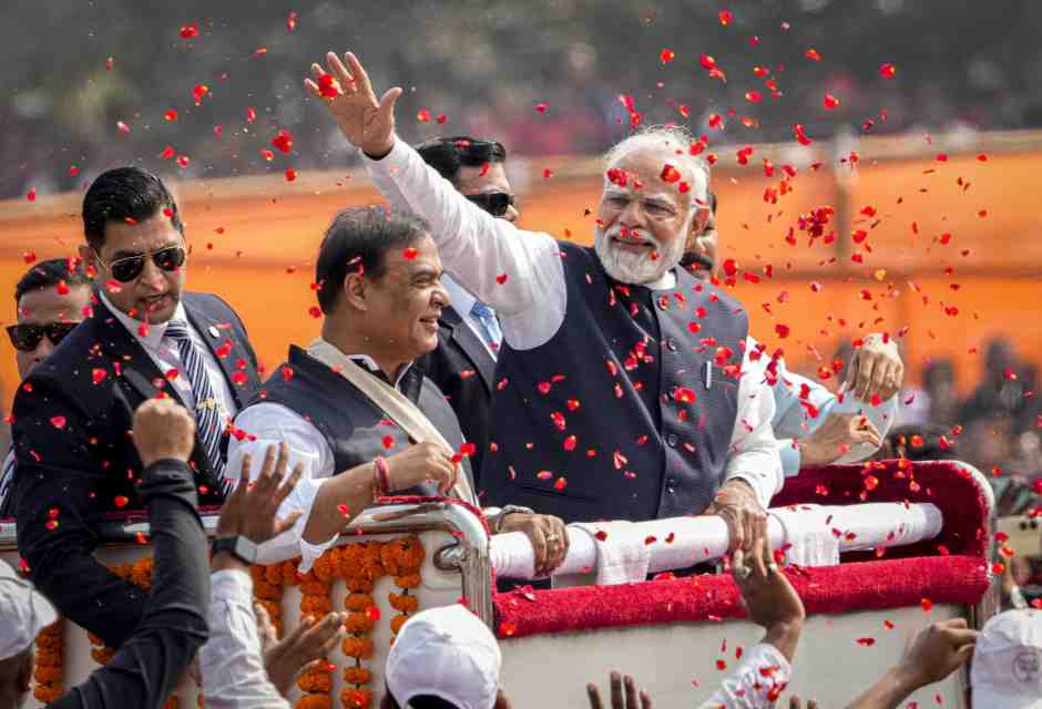 Il primo ministro indiano Narendra Modi viene accolto con petali di fiori in un comizio pubblico a Guwahati (foto LaPresse/Anupam Nath) <br />