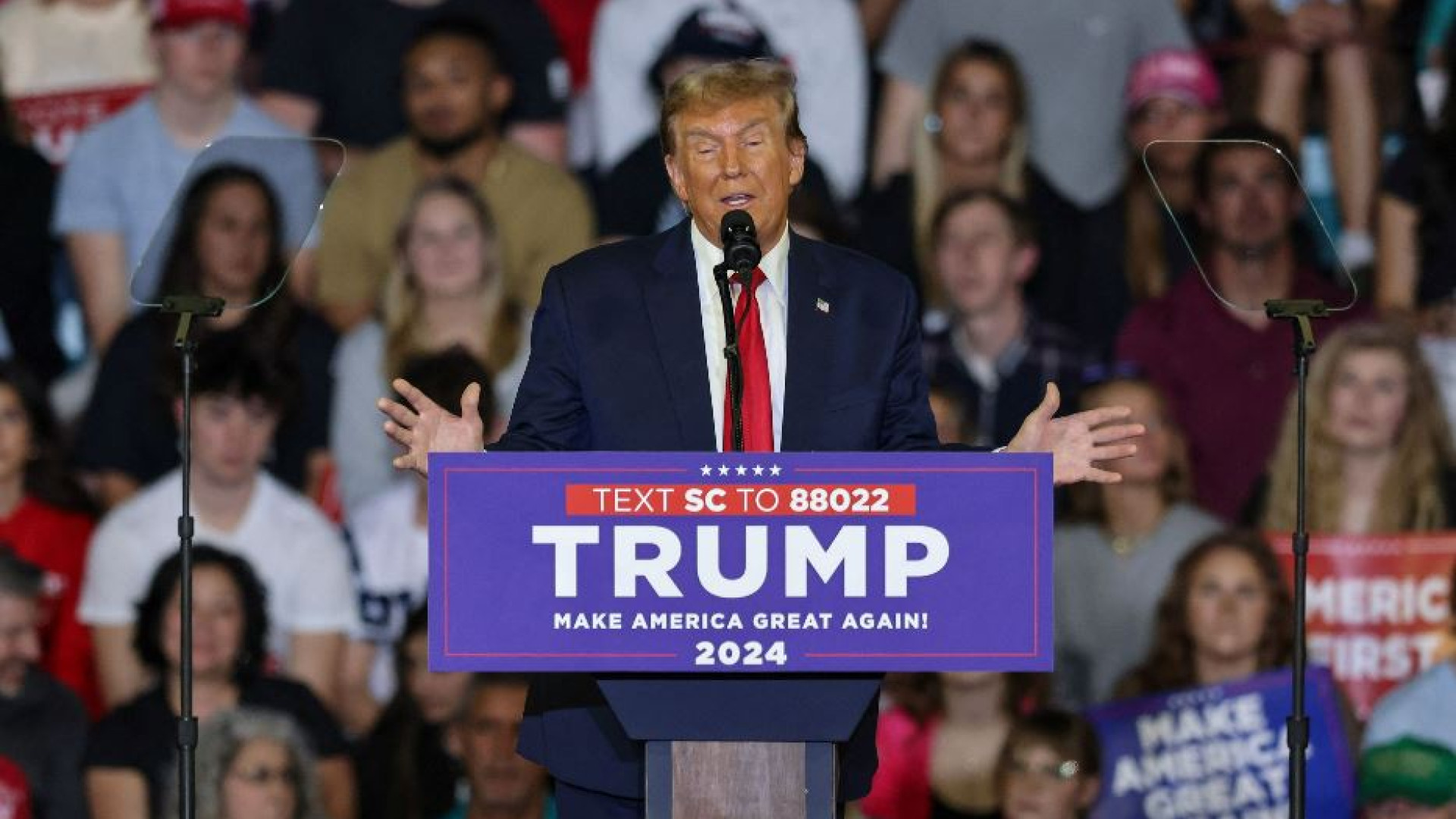 Immagine di Trump versus Nato. Biden: «Una luce verde a Putin per nuove guerre»