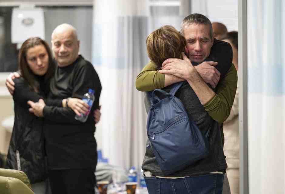 Gli ostaggi Fernando Simon Marman (a destra) e Luis Har (a sinistra) abbracciano i famigliari dopo la liberazione/ LaPresse&nbsp;<br />