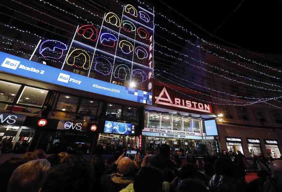 Fuori dall'Ariston c'è il nulla a Sanremo. Spostare il Festival altrove? Si può