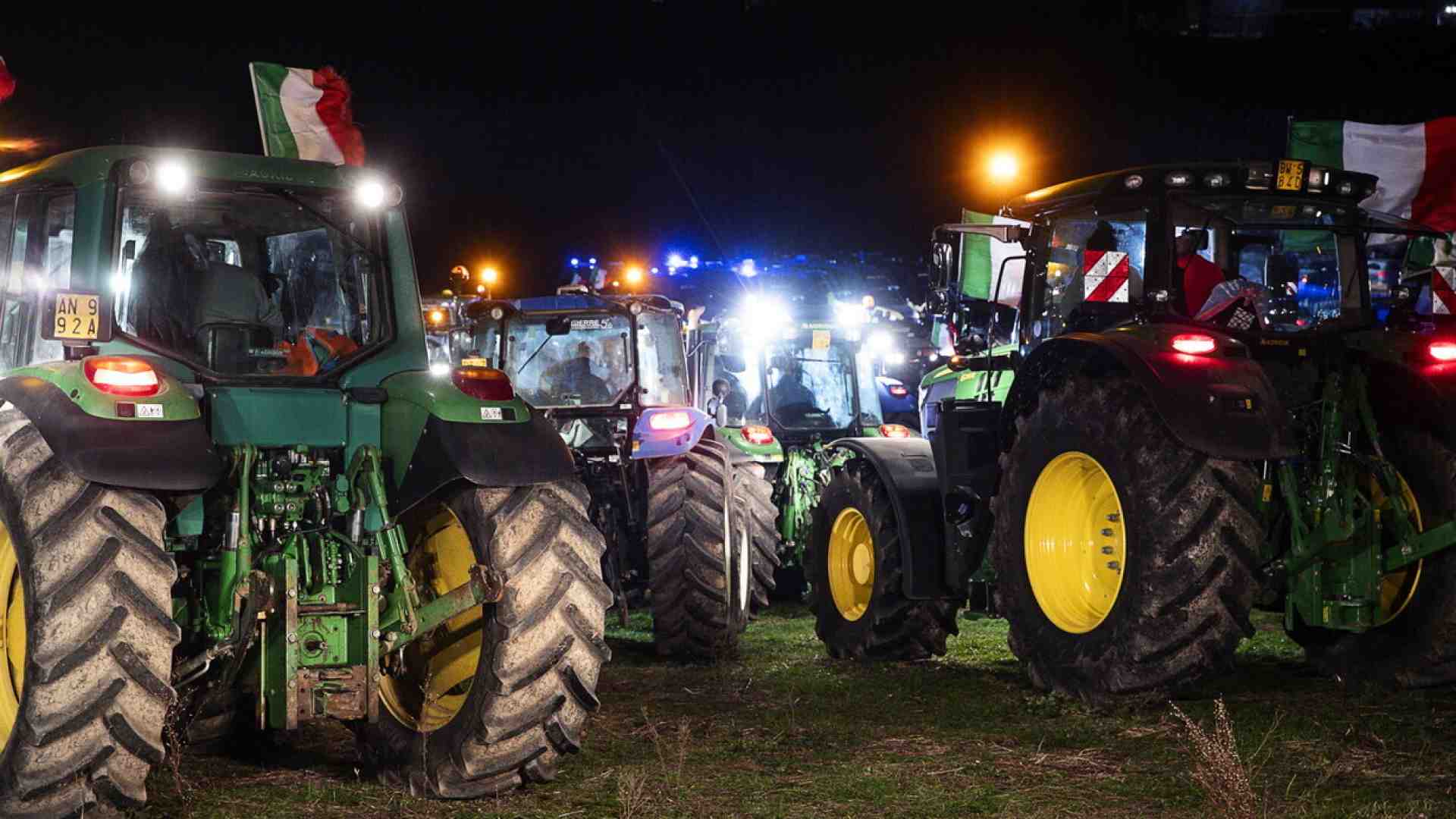 Immagine di Oltre i trattori. La terza via agricola di Massimo Carlotti