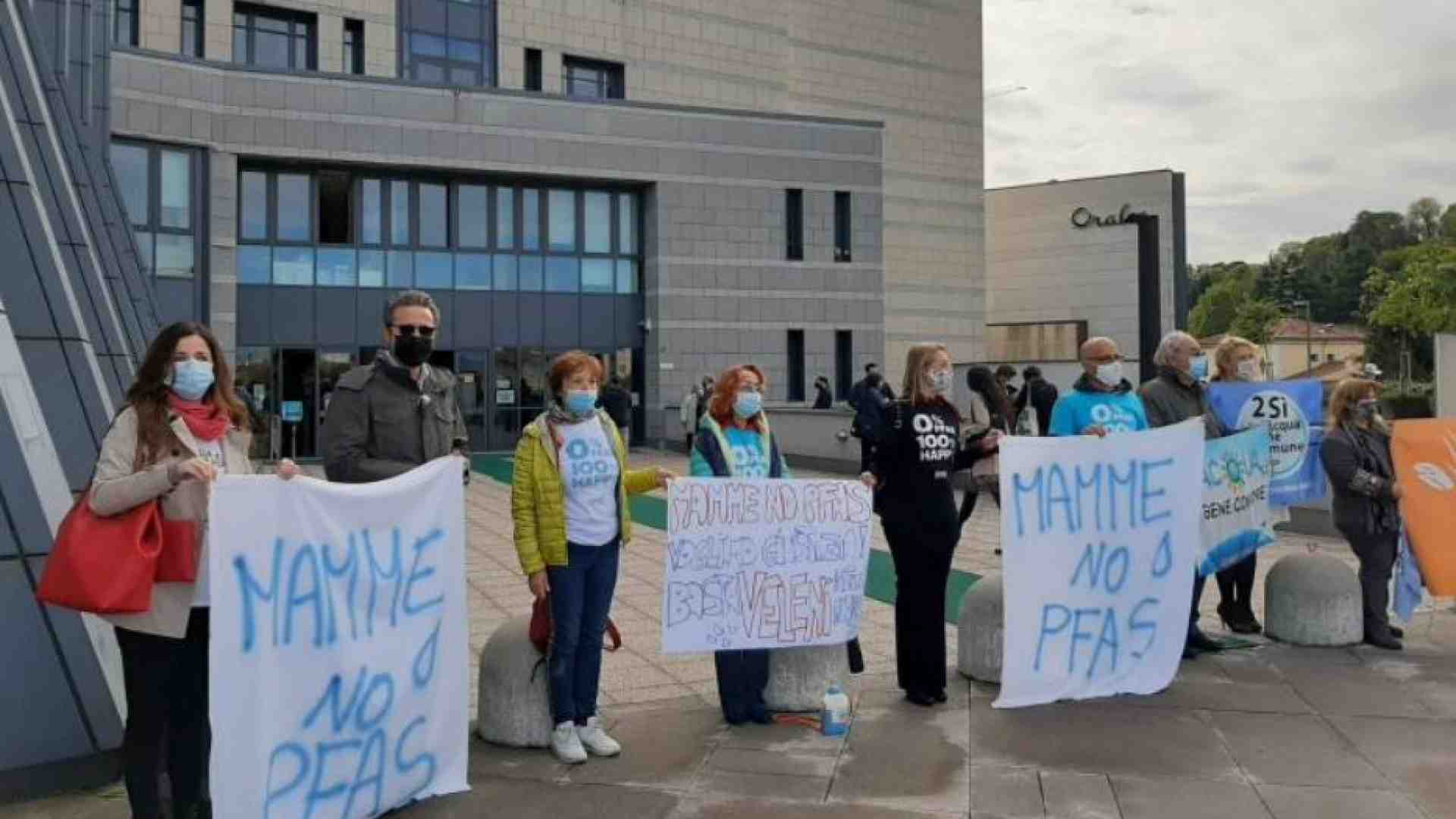 Immagine di Pfas, così i veleni raggiungono il feto. L'emergenza si allarga al Piemonte