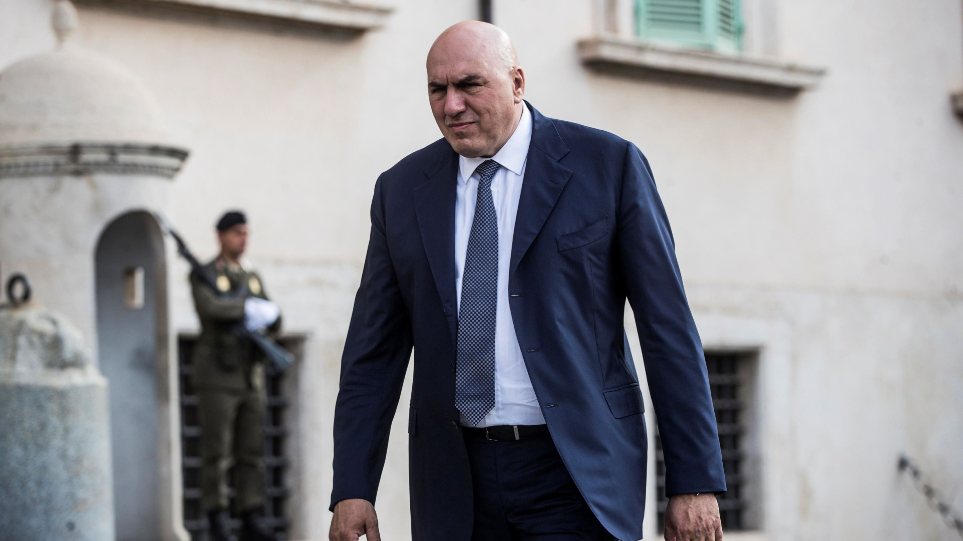 Immagine di Il ministro Crosetto ricoverato d'urgenza, sospetta pericardite