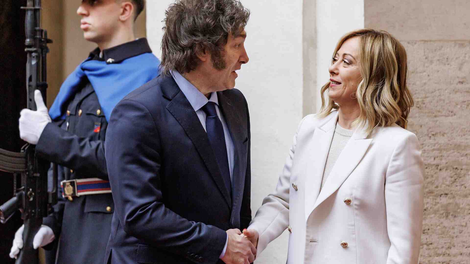 Immagine di La cautela di Meloni con Milei. La premier tiene unita la maggioranza: il 21 tutti a Cagliari