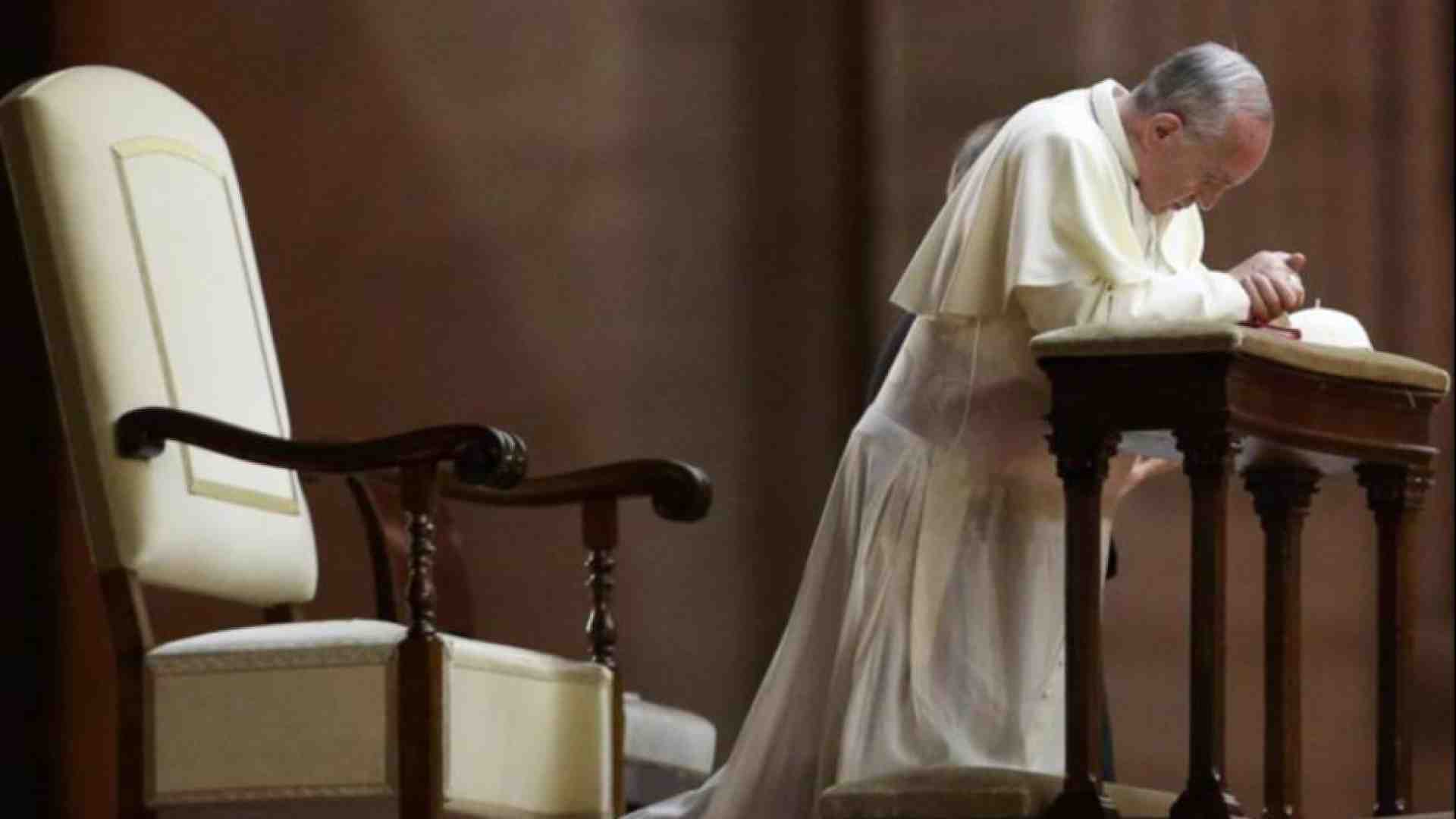 Immagine di Il Papa e quel «ricordatevi di pregare per me». Ma come si deve pregare?