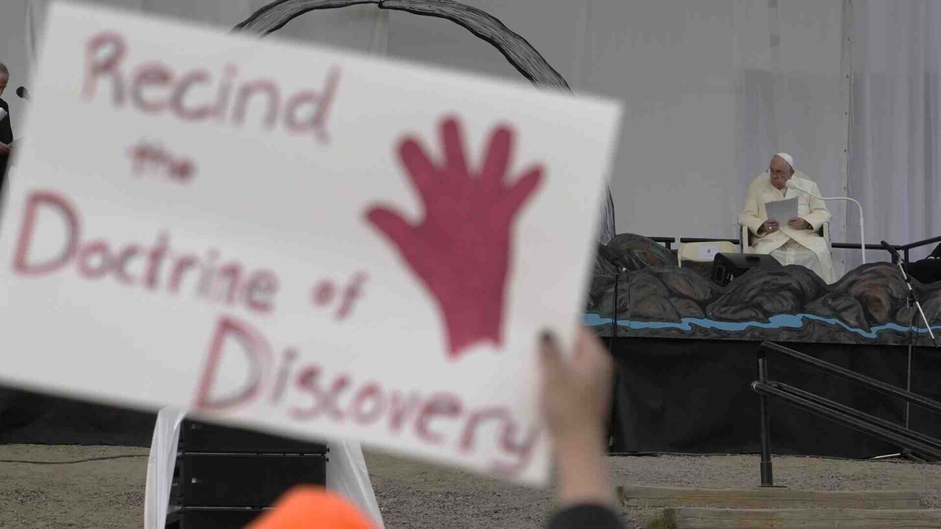 Immagine di "215 bambini sepolti in una chiesa cattolica canadese". Dopo due anni, non è stato trovato neanche un osso