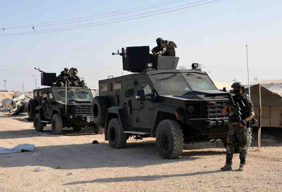 Uomini delle Sdf pattugliano il campo di detenzione dello Stato islamico a al Hol in Siria (foto Ansa)