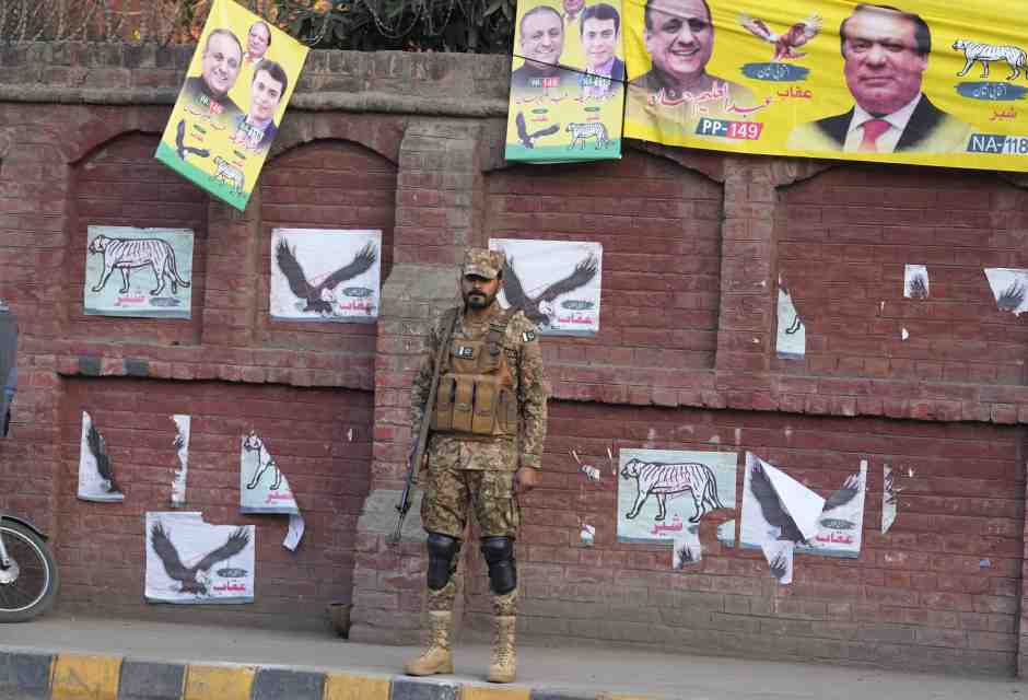 Un soldato di guardia fuori da un seggio elettorale a Lahore, Pakistan, l'8 febbraio 2024 (AP Photo/KM Chaudary) <br />