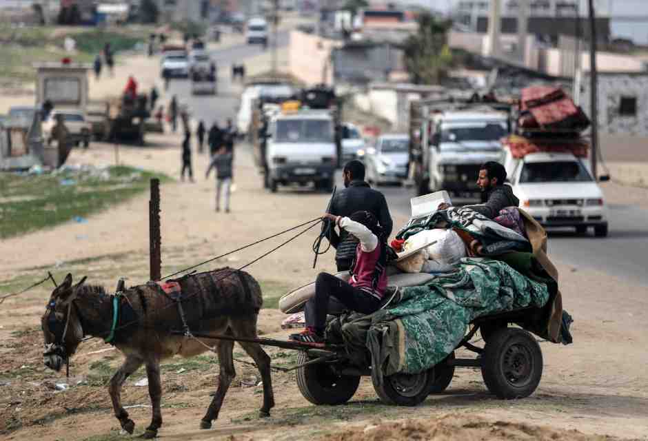 Famiglie palestinesi in fuga da Rafah sulla strada costiera verso Deir al Balah (Foto di Majdi Fathi/NurPhoto via Getty Images) <br />